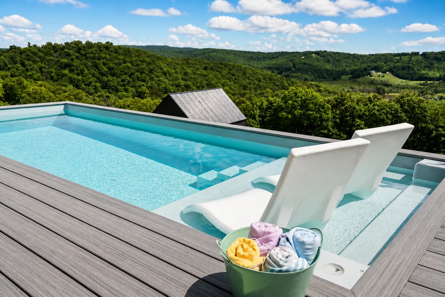 Tanning ledge on a Midwest container pool